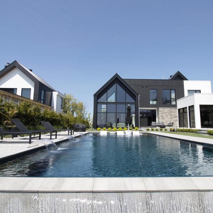 Pool opening and closing service Laval